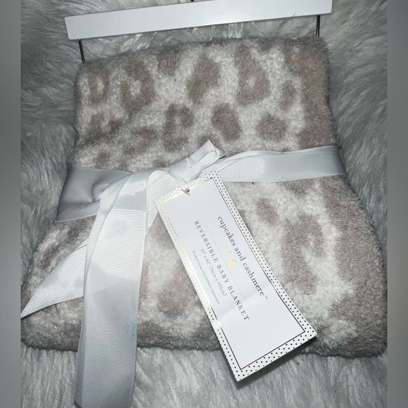 Cupcakes and Cashmere Beige/White Cheetah/Leopard Reversible Blanket 30x40 NWT - Picture 2 of 5